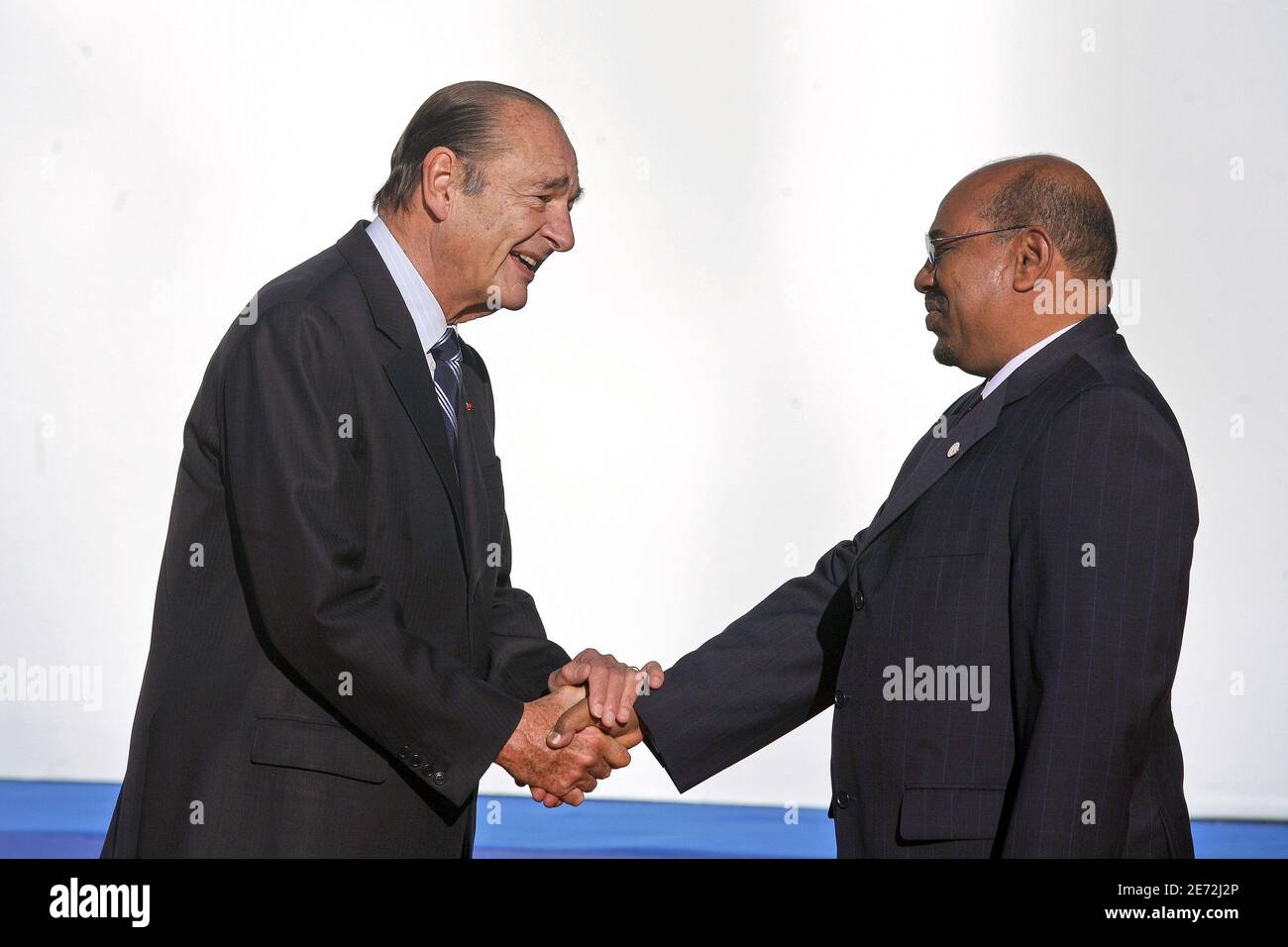 Il presidente francese Jacques Chirac accoglie Omar Hassan Ahmad al-Bashir Presidente della Repubblica del Sudan, in occasione dell'apertura del 24° vertice Africa-Francia a Cannes, in Francia, il 15 febbraio 2007. Foto di Pascal Parrot/ABACAPRESS.COM Foto Stock