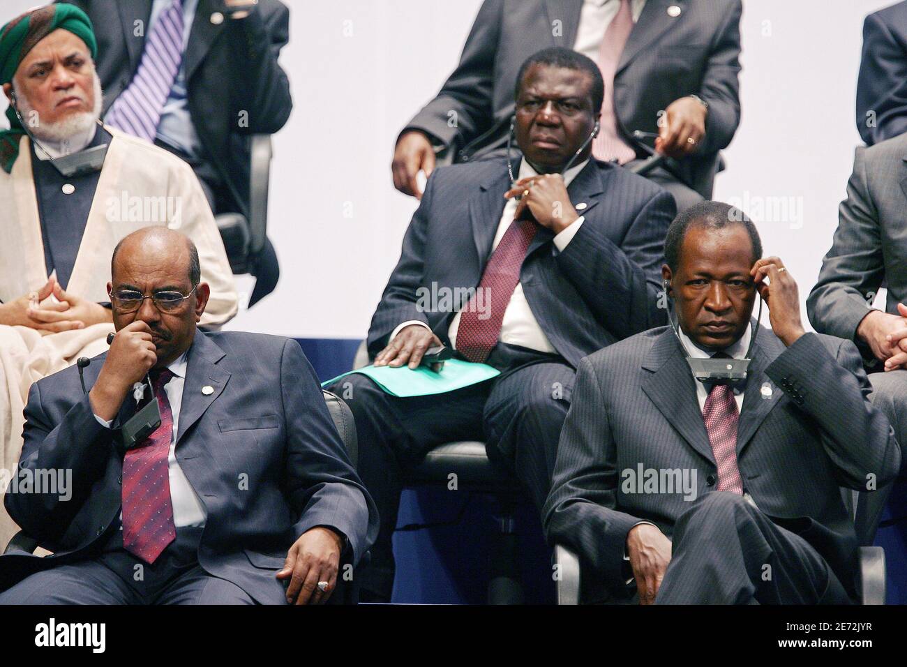 Il Presidente sudanese (a sinistra) Omar Hassan al-Bashir e il Presidente del Burkina Faso Blaise Compoare al 24° vertice Africa-Francia a Cannes, in Francia, il 15 febbraio 2007. Foto di Pascal Parrot/ABACAPRESS.COM Foto Stock