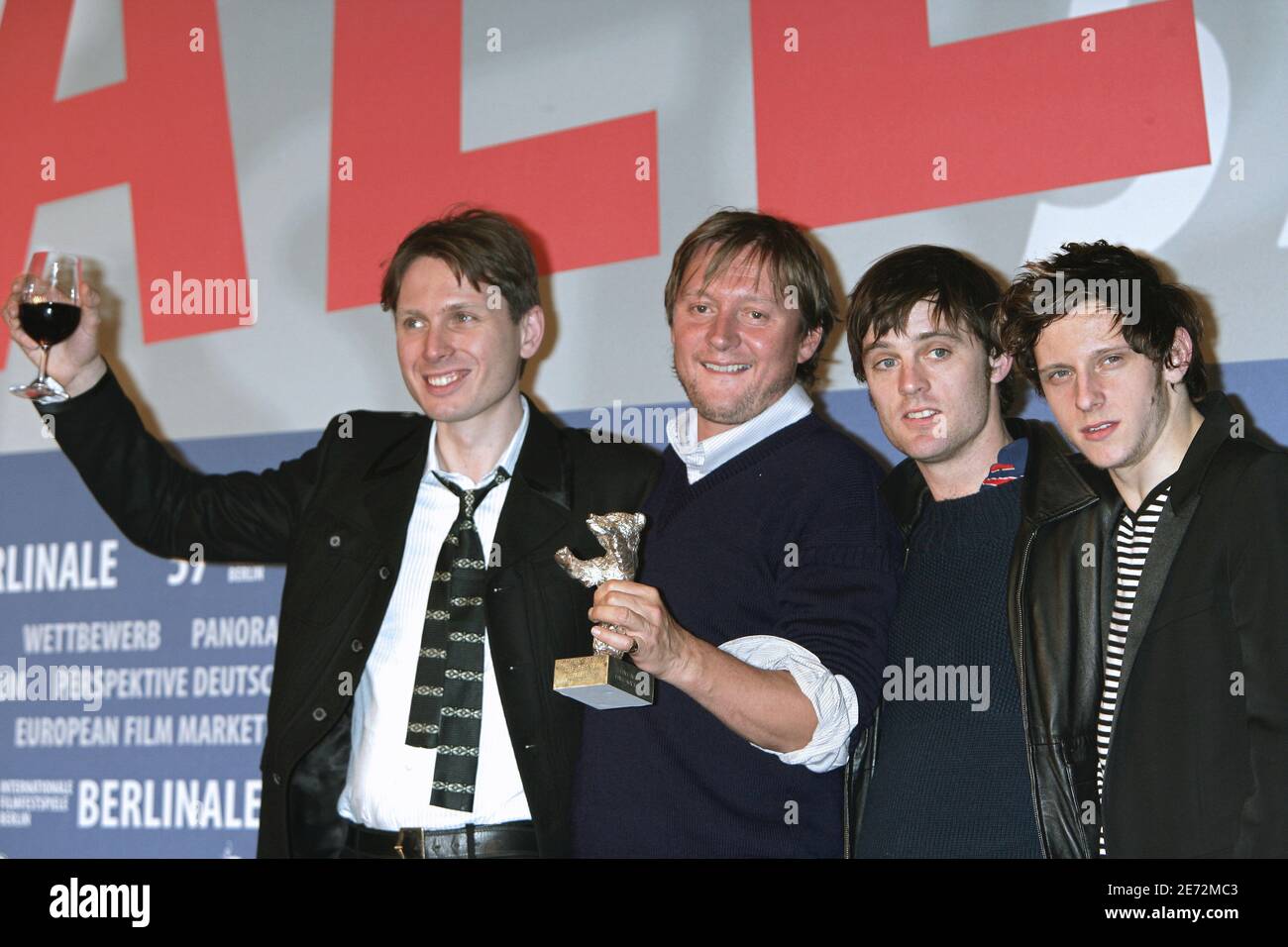 Il regista David Mackenzie si pone con l'Orso d'Argento per la migliore musica del film "Hallam Foe" alla conferenza stampa del Golden Bear Award durante il 57° Festival Internazionale del Cinema di Berlino (Berlinale) a Berlino, Germania, il 17 febbraio 2007. Foto di Thierry Orban/ABACAPRESS.COM Foto Stock