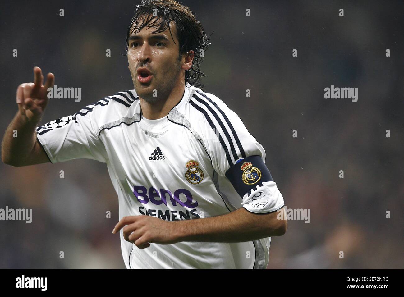 Raul Gonzalez del Real Madrid celebra il suo obiettivo durante il primo turno di calcio della Champions League, la prima partita di calcio della gamba, Real Madrid vs Bayern Monaco di Madrid. Il Real Madrid ha vinto 3-2. Foto di Christian Liegi/ABACAPRESS.COM Foto Stock