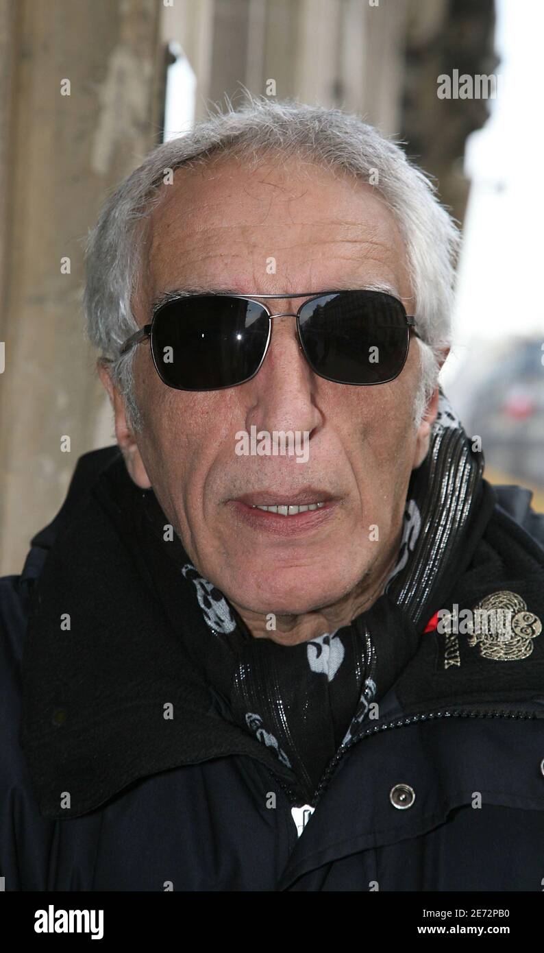 ESCLUSIVO. L'attore francese Gerard Darmon arriva alla stazione radio RTL di Parigi, in Francia, il 20 febbraio 2007. Foto di Denis Guignebourg/ABACAPRESS.COM Foto Stock