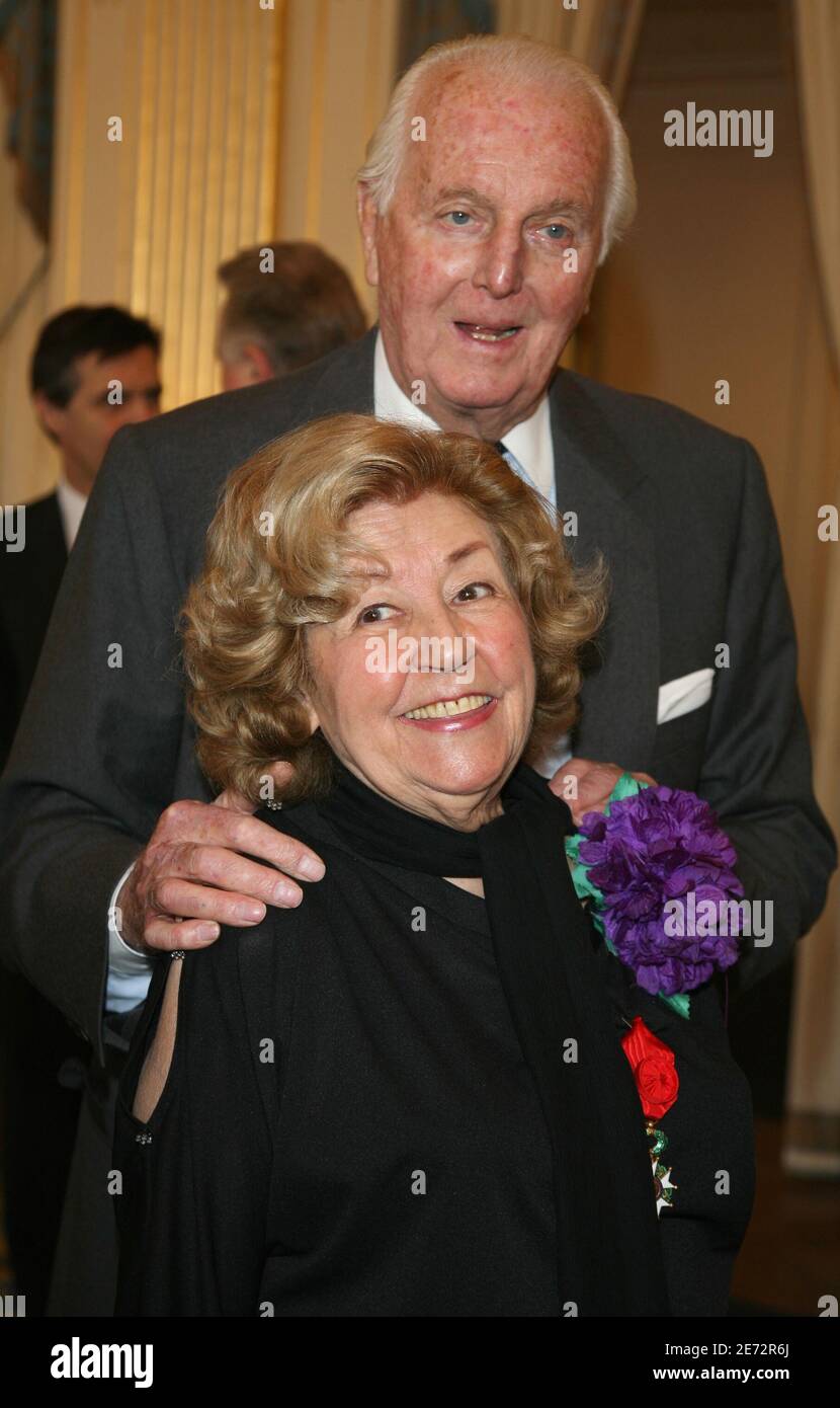 Hubert de Givenchy si pone con l'attrice francese Suzy Delair dopo aver ricevuto la medaglia di 'l'ordre National de la legion d'honneur' dal ministro della cultura Renaud Donnedieu de Vabres a Parigi, Francia, il 21 febbraio 2007. Foto di Denis Guignebourg/ABACAPRESS.COM Foto Stock