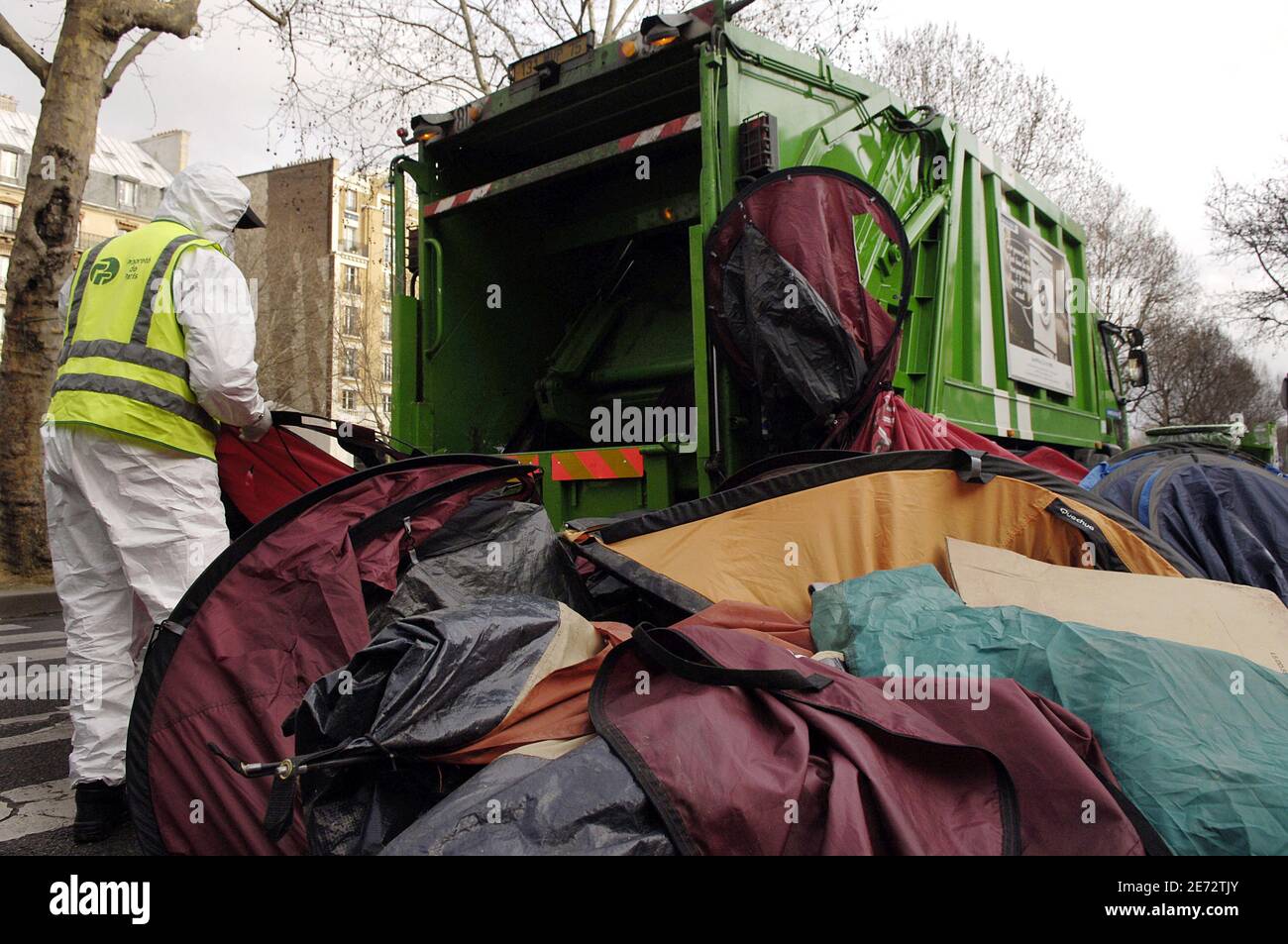 Tende per i senzatetto sono gettati in un camion di spazzatura dai dipendenti della città al Canal Saint Martin a Parigi, Francia il 23 febbraio 2007. L'associazione francese Enfants de Don Quichotte (figli di Don Quichotte) ha istituito le tende il 17 dicembre 2006 per richiamare l'attenzione sulla necessità di soluzioni di alloggio a lungo termine per i senzatetto della città. Foto di Jules Motte/ABACAPRESS.COM Foto Stock