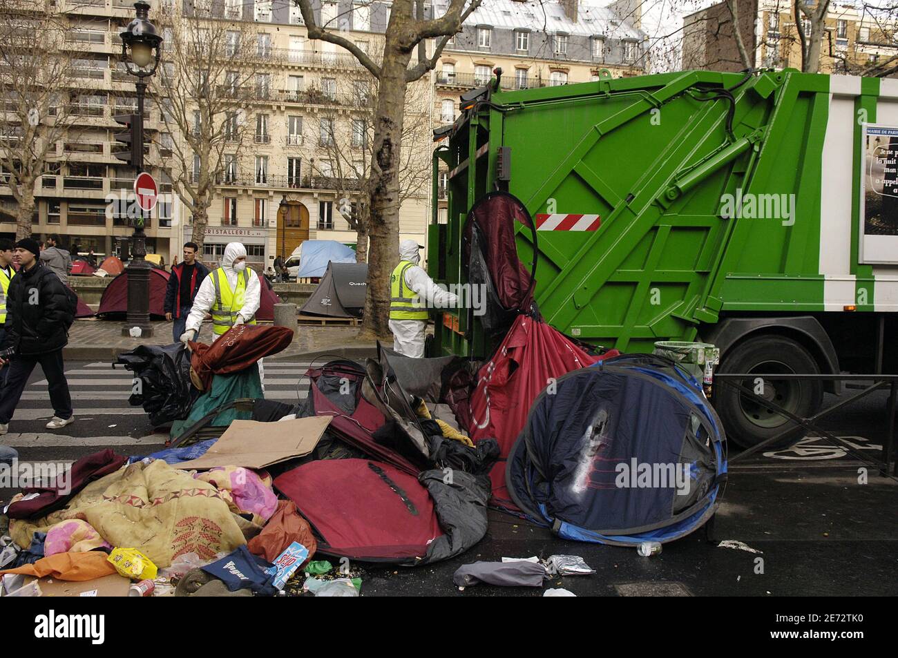 Tende per i senzatetto sono gettati in un camion di spazzatura dai dipendenti della città al Canal Saint Martin a Parigi, Francia il 23 febbraio 2007. L'associazione francese Enfants de Don Quichotte (figli di Don Quichotte) ha istituito le tende il 17 dicembre 2006 per richiamare l'attenzione sulla necessità di soluzioni di alloggio a lungo termine per i senzatetto della città. Foto di Jules Motte/ABACAPRESS.COM Foto Stock