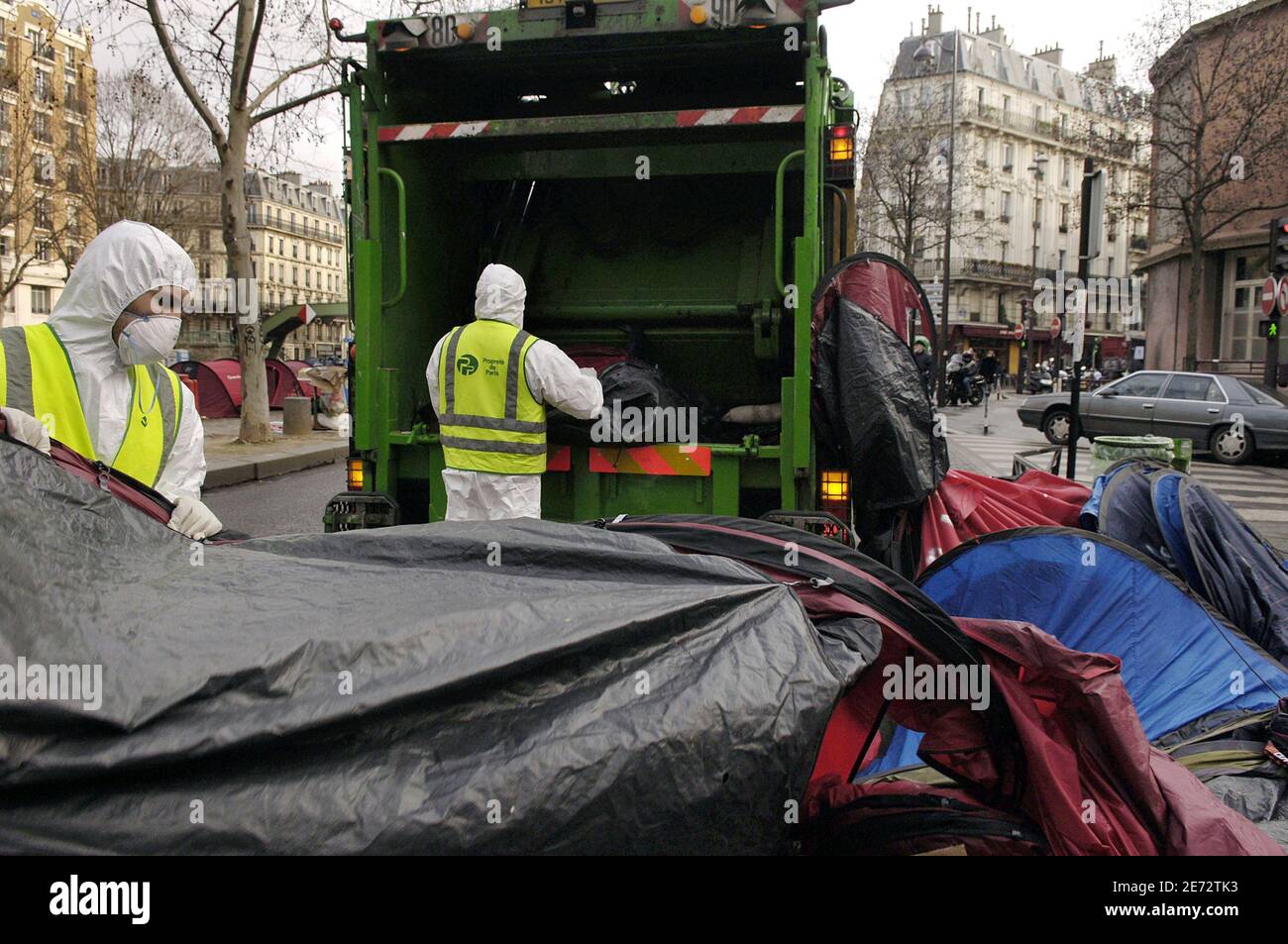 Tende per i senzatetto sono gettati in un camion di spazzatura dai dipendenti della città al Canal Saint Martin a Parigi, Francia il 23 febbraio 2007. L'associazione francese Enfants de Don Quichotte (figli di Don Quichotte) ha istituito le tende il 17 dicembre 2006 per richiamare l'attenzione sulla necessità di soluzioni di alloggio a lungo termine per i senzatetto della città. Foto di Jules Motte/ABACAPRESS.COM Foto Stock