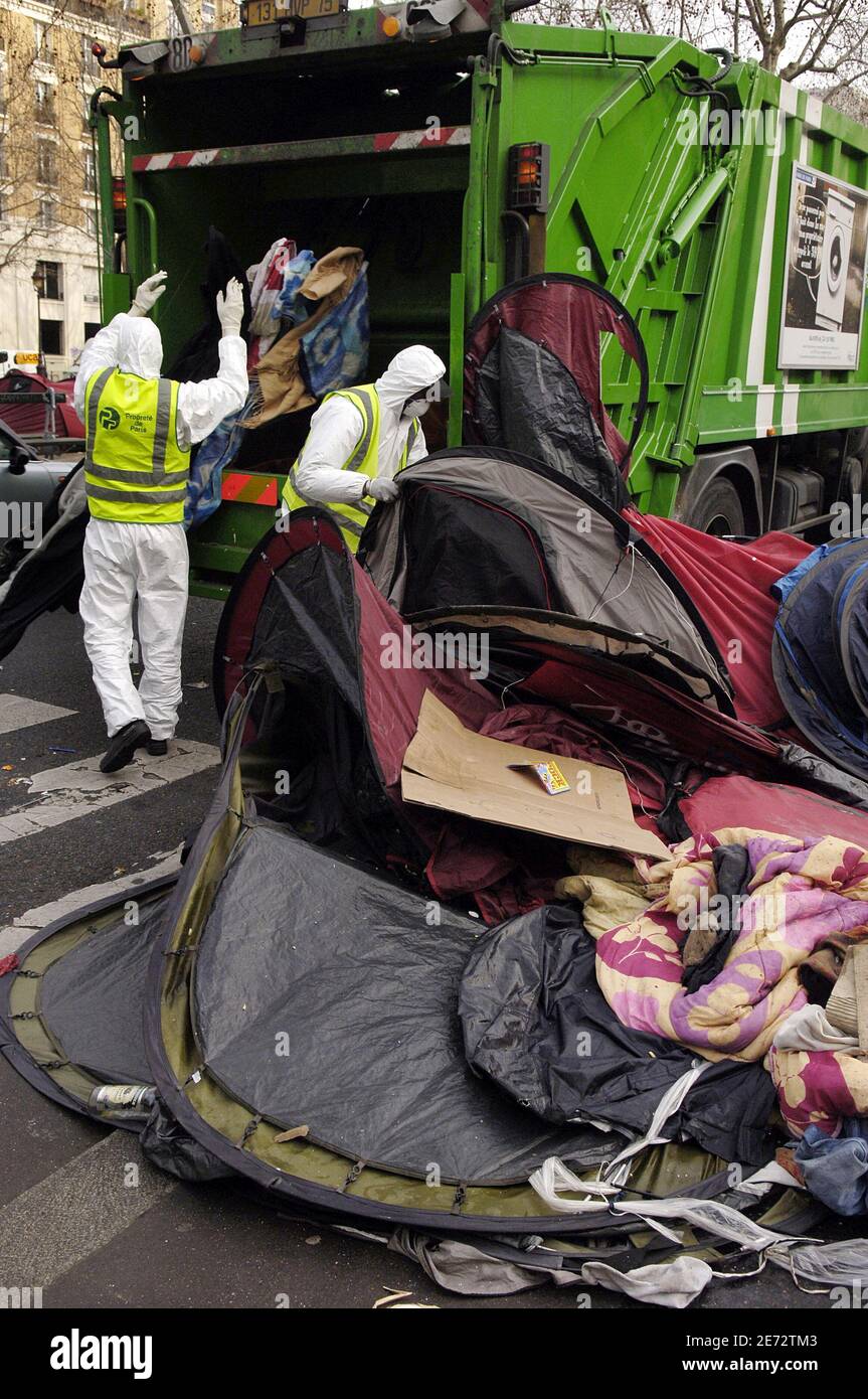 Tende per i senzatetto sono gettati in un camion di spazzatura dai dipendenti della città al Canal Saint Martin a Parigi, Francia il 23 febbraio 2007. L'associazione francese Enfants de Don Quichotte (figli di Don Quichotte) ha istituito le tende il 17 dicembre 2006 per richiamare l'attenzione sulla necessità di soluzioni di alloggio a lungo termine per i senzatetto della città. Foto di Jules Motte/ABACAPRESS.COM Foto Stock