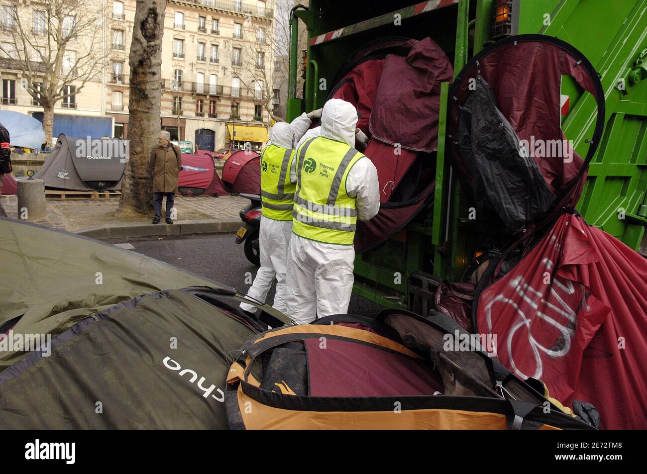 Tende per i senzatetto sono gettati in un camion di spazzatura dai dipendenti della città al Canal Saint Martin a Parigi, Francia il 23 febbraio 2007. L'associazione francese Enfants de Don Quichotte (figli di Don Quichotte) ha istituito le tende il 17 dicembre 2006 per richiamare l'attenzione sulla necessità di soluzioni di alloggio a lungo termine per i senzatetto della città. Foto di Jules Motte/ABACAPRESS.COM Foto Stock