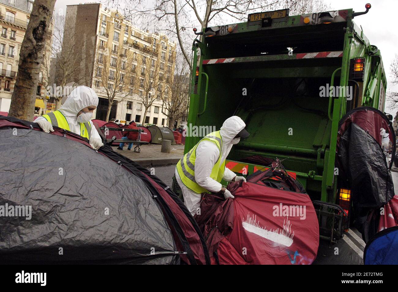 Tende per i senzatetto sono gettati in un camion di spazzatura dai dipendenti della città al Canal Saint Martin a Parigi, Francia il 23 febbraio 2007. L'associazione francese Enfants de Don Quichotte (figli di Don Quichotte) ha istituito le tende il 17 dicembre 2006 per richiamare l'attenzione sulla necessità di soluzioni di alloggio a lungo termine per i senzatetto della città. Foto di Jules Motte/ABACAPRESS.COM Foto Stock