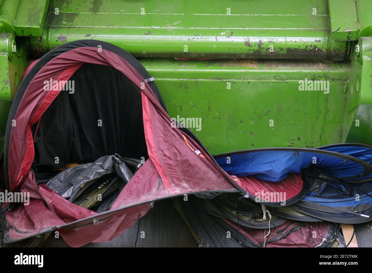 Tende per i senzatetto sono gettati in un camion di spazzatura dai dipendenti della città al Canal Saint Martin a Parigi, Francia il 23 febbraio 2007. L'associazione francese Enfants de Don Quichotte (figli di Don Quichotte) ha istituito le tende il 17 dicembre 2006 per richiamare l'attenzione sulla necessità di soluzioni di alloggio a lungo termine per i senzatetto della città. Foto di Jules Motte/ABACAPRESS.COM Foto Stock