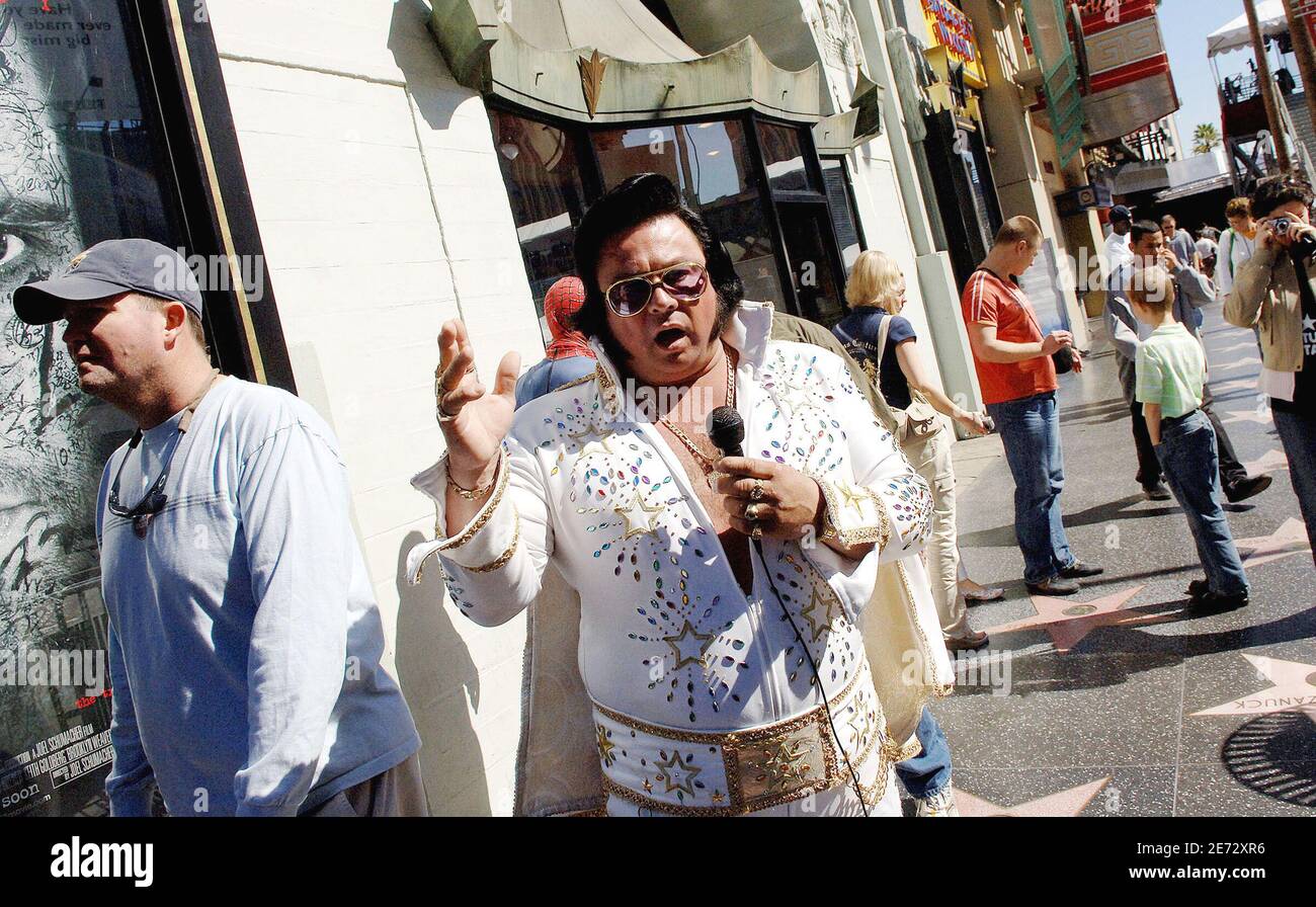 Un sosia di elvis si esibisce all'esterno del Kodak Theatre sul viale di Hollywood a Los Angeles, CA il 24 febbraio 2007 un giorno prima del 79th Academy Awards. Foto di Douliery-Khayat-Hahn/ABACAPRESS.COM Foto Stock