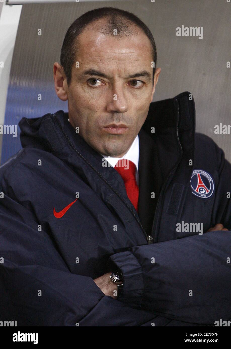 Il coach di Parigi Saint Germain Paul le Guen durante la prima partita di calcio francese Paris Saint-Germain contro SAINT-Etienne allo stadio Parc des Princes di Parigi, Francia, il 25 febbraio 2007. ASSE ha vinto 2-0. Foto di Christian Liegi/ABACAPRESS.COM Foto Stock