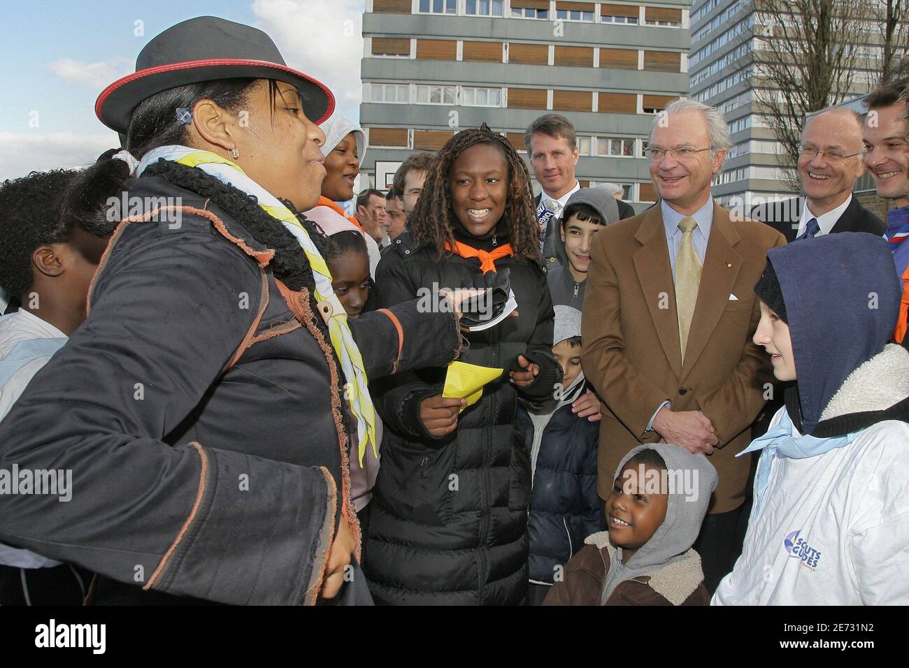 Re Carl XVI Gustaf di Svezia incontra gli Scout francesi a Sarcelles (sobborgo di Parigi), Francia, il 26 febbraio 2007. Foto di Nebinger-Psaala/ABACAPRESS.COM Foto Stock