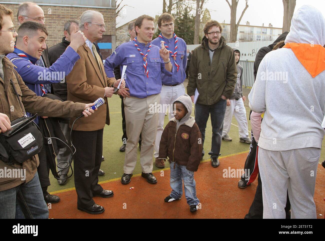 Re Carl XVI Gustaf di Svezia incontra gli Scout francesi a Sarcelles (sobborgo di Parigi), Francia, il 26 febbraio 2007. Foto di Nebinger-Psaala/ABACAPRESS.COM Foto Stock