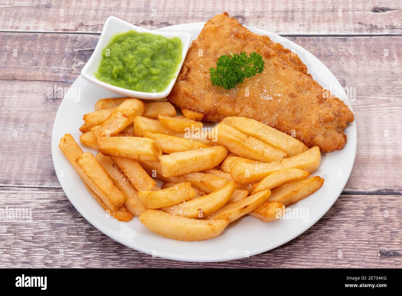 Pesce e patatine con fiacco piselli Foto Stock