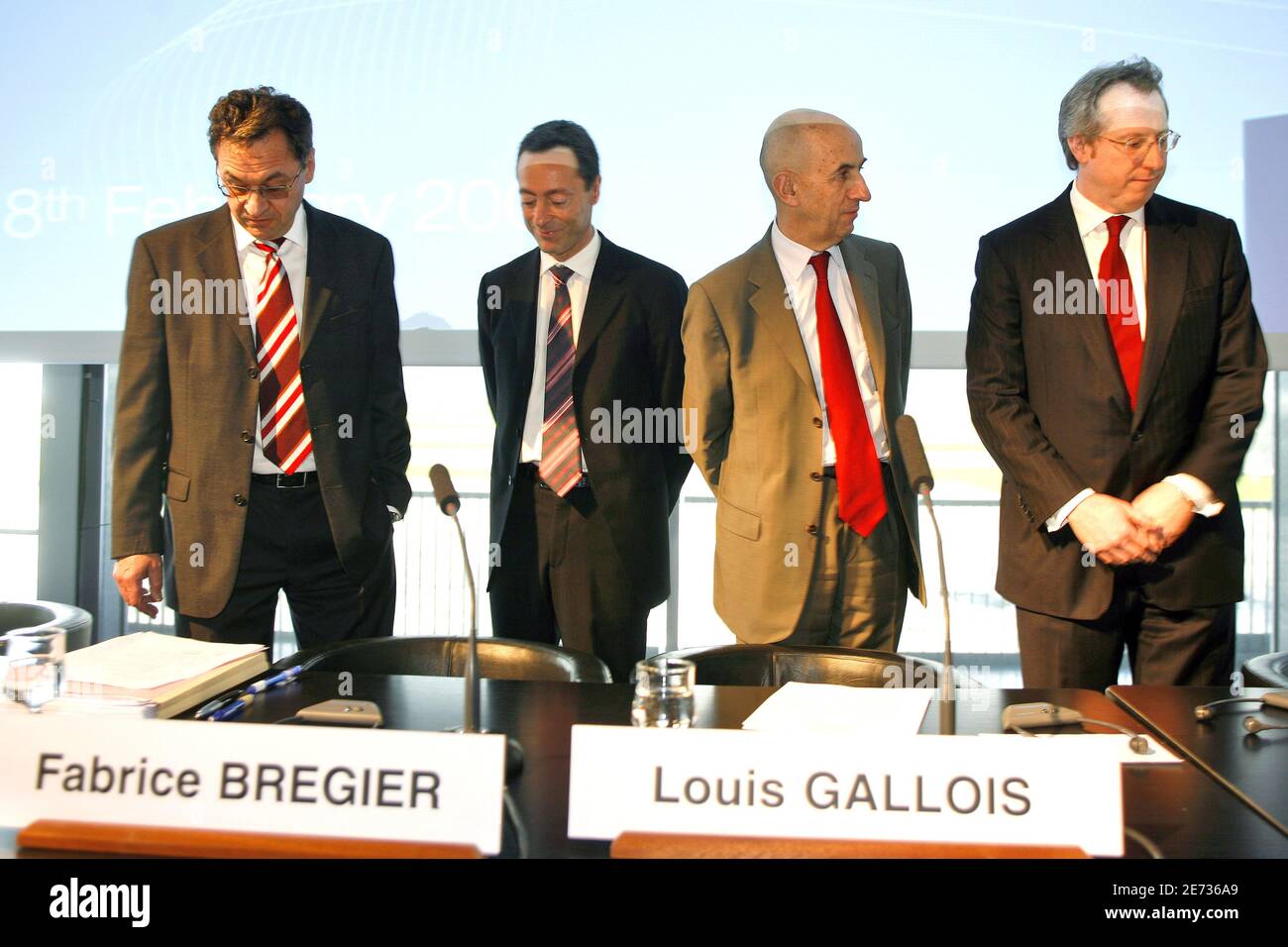 Geoff Lloyd, Fabrice Bregier e Hans Peter Ring (l-r) si trovano intorno all'amministratore delegato di Airbus Louis Gallois, prima della sua conferenza stampa per annunciare il piano Power 8, confermando che il produttore di aerei chiuderà gli impianti e taglierà circa 10,000 posti di lavoro in Europa, presso il centro di consegna di Colomiers, vicino a Tolosa, Francia, Il 28 febbraio 2007. Foto di Pascal Parrot/ABACAPRESS.COM Foto Stock