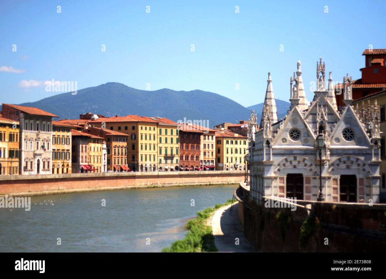 Il fiume Arno e Santa Maria della spina a Pisa, Italia. Foto Stock