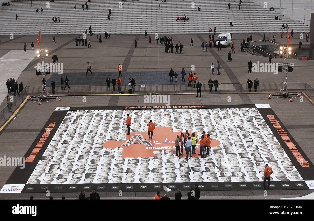 Un puzzle gigante (10000 pezzi) è stato installato fuori l'Arco di la  Defense vicino a Parigi, Francia il 7 marzo 2007 per promuovere  l'occupazione di 10000 giovani lavoratori nel settore dell'edilizia .