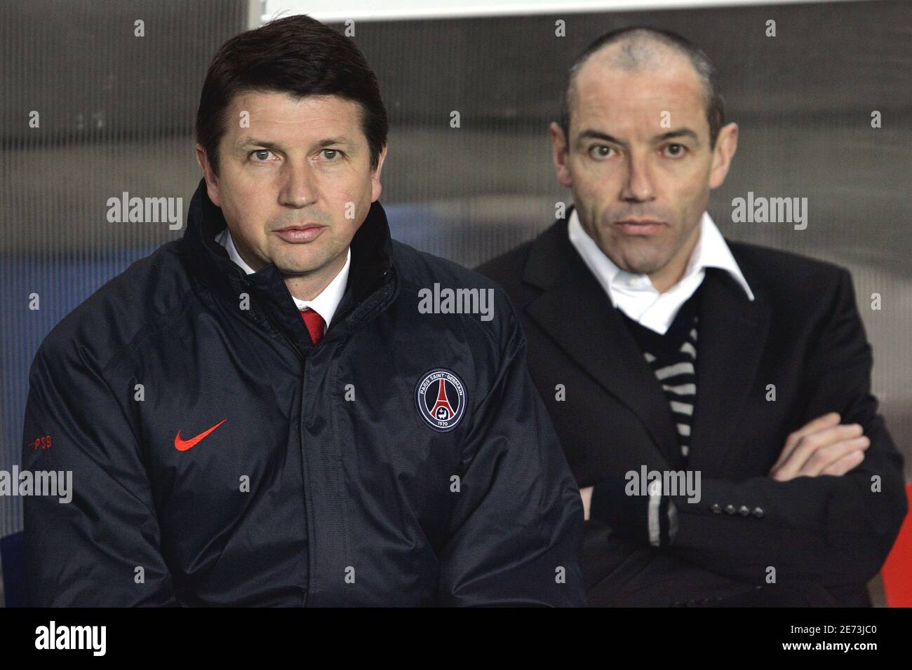 Yves Colleu, assistente del PSG, e l'allenatore Paul le guen durante la Coppa UEFA, seconda partita di calcio a knockout prima tappa, PSG vs Benfica, allo stadio Parc des Princes di Parigi, Francia, l'8 marzo 2007. PSG ha vinto 2-1. Foto di Mehdi Taamallah/Cameleon/ABACAPRESS.COM Foto Stock