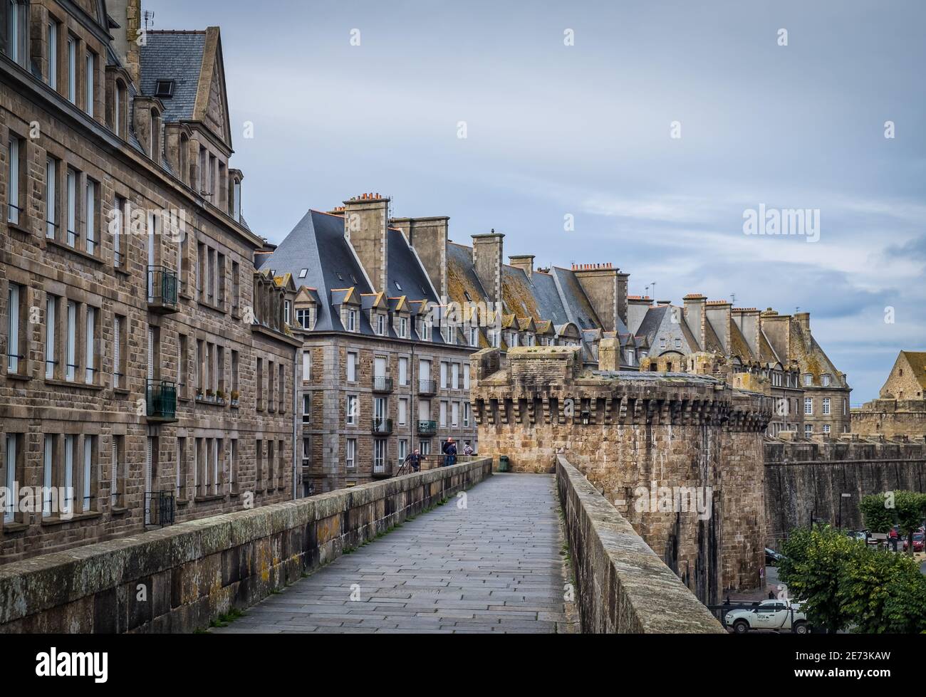 St-Malo, Francia, settembre 2020, vista di alcuni edifici della città dai bastioni Foto Stock