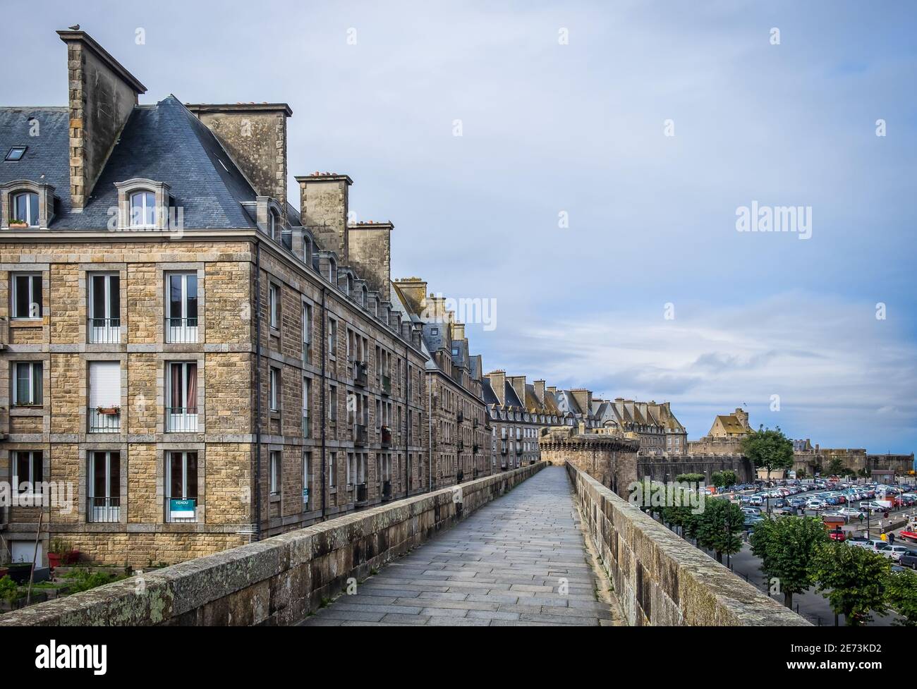 St-Malo, Francia, settembre 2020, vista di alcuni edifici della città dai bastioni Foto Stock