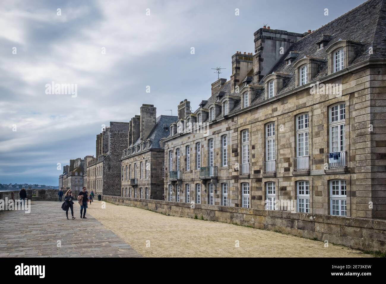 St-Malo, Francia, settembre 2020, vista di alcuni edifici della città dai bastioni Foto Stock