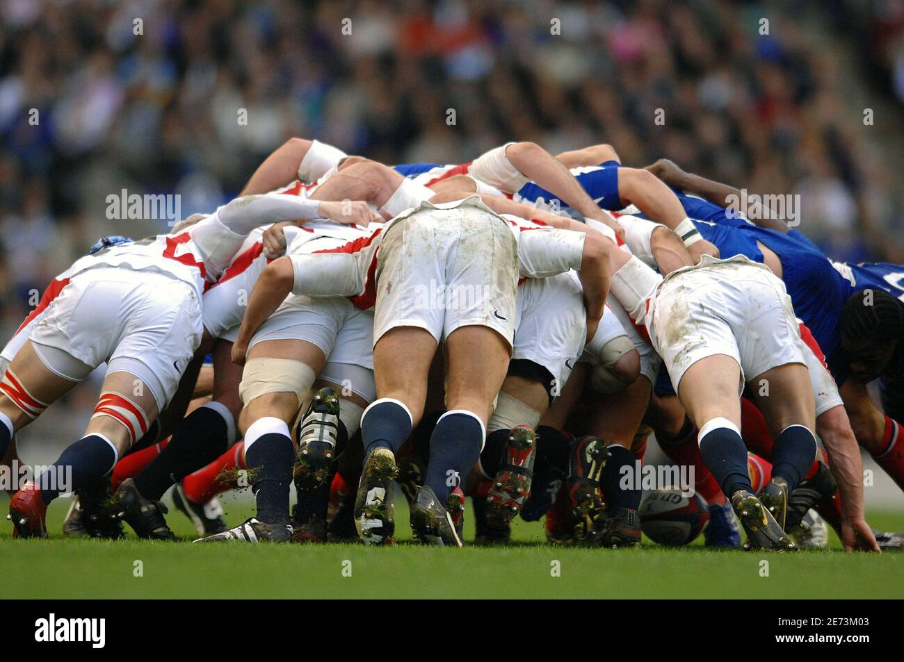 Scrum durante il campionato Rugby Union, RBS 6 Nazioni 2007 Inghilterra contro Francia a Twickenham a Londra, Regno Unito, il 11 marzo 2007. L'Inghilterra ha vinto il 28-16. Foto Nicolas Gouhier/Cameleon/ABACAPRESS.COM Foto Stock