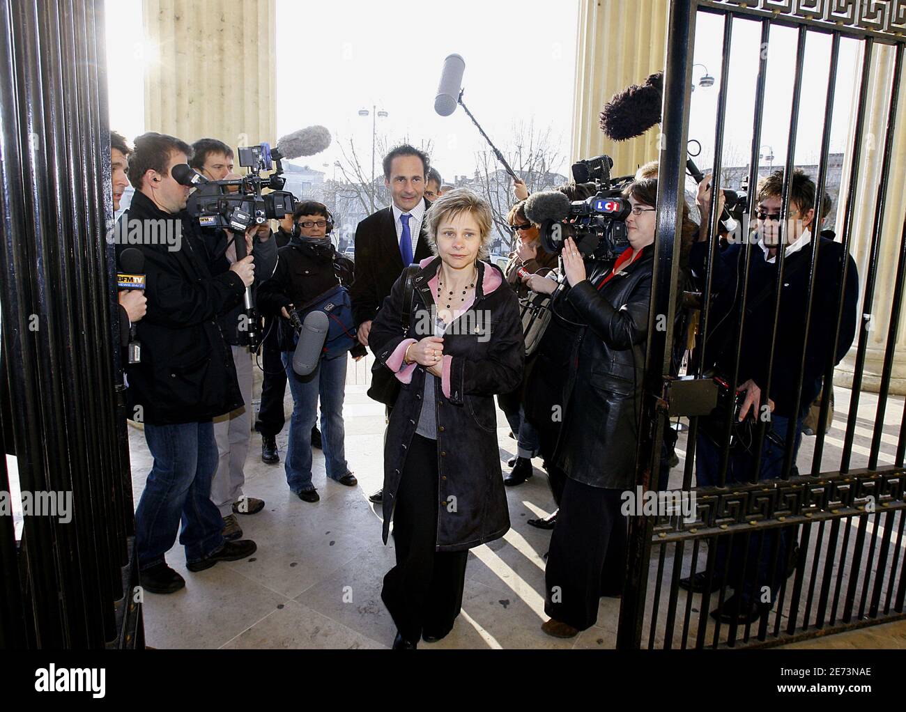 ESCLUSIVO. Nurse Chantal Chanel arriva con l'avvocato Pierre Olivier Suir alla corte di Perigueux, a sud-ovest della Francia il 13 marzo 2007. Chantal Chanel e il dottor Laurence Tramois sono accusati di eutanesia, fatto su una donna che soffocava di un cancro in fase terminale. Secondo le leggi francesi, Tramois e Chanel sono condannati per 'avvelenamento' e 'partecipazione di avvelenamento'. Chantal Chanel è accusato di aver dato l'iniezione letale di potassio alle donne di 65 anni di f nell'ospedale di Saint-Astier (Dordogna). Entrambi possono essere condannati ad una pena massima di 30 anni in carcere. Foto di Patrick Foto Stock