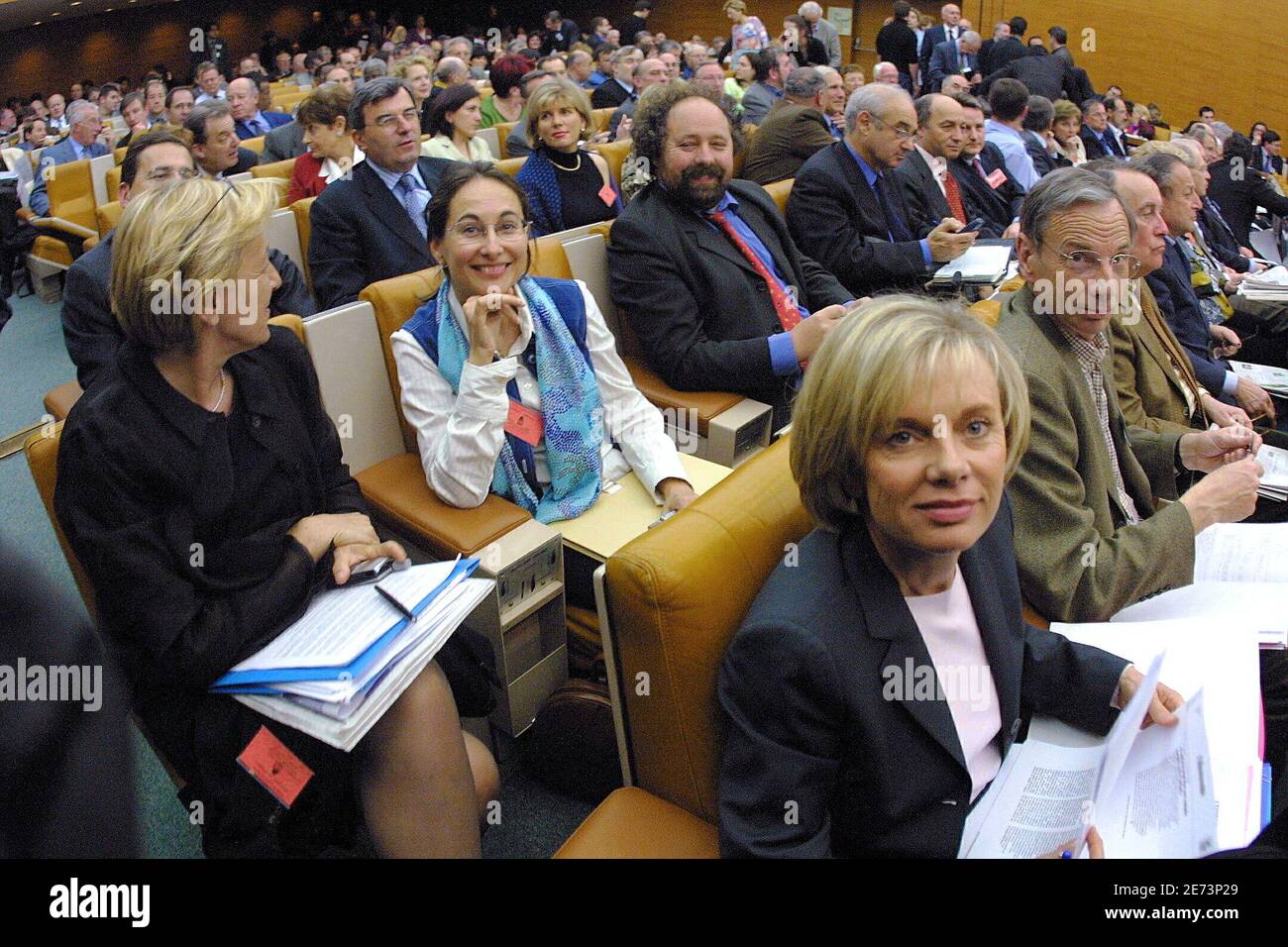 Marylise Lebranchu, Segolene Royal e Elisabeth Guigou all'Assemblea Nazionale dopo il 2° turno delle elezioni presidenziali del 2002, a Parigi, Francia, il 7 maggio 2002. Foto di Mousse/ABACAPRESS.COM Foto Stock