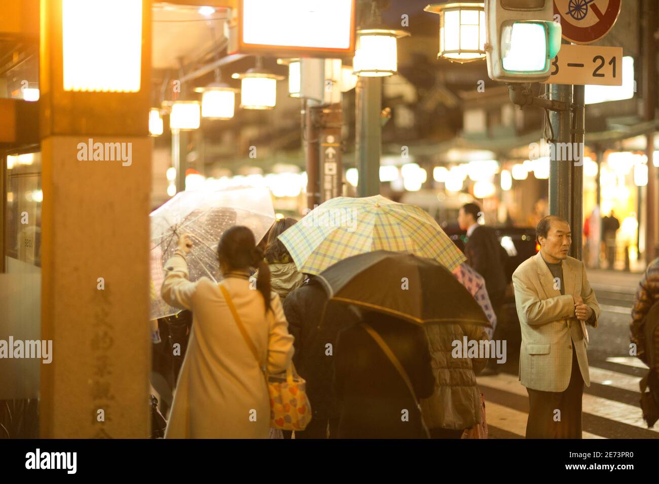 Gli amanti dello shopping affollano Shijo Dori Street in una notte di pioggia Foto Stock