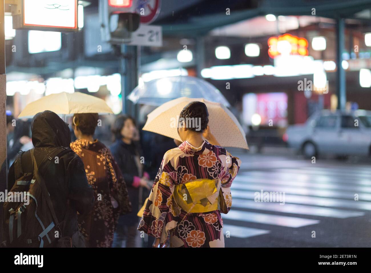Area dello shopping in via Shijo Dori in UNA notte di pioggia Foto Stock