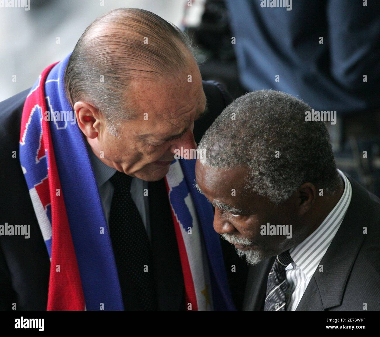 Il presidente francese Jacques Chirac (L) parla con il presidente sudafricano Thabo Mbeki prima della partita di calcio finale della Coppa del mondo 2006 tra Italia e Francia a Berlino il 9 luglio 2006. RESTRIZIONE FIFA - NESSUN UTILIZZO MOBILE REUTERS/ALESSANDRO BIANCHI (GERMANIA) Foto Stock