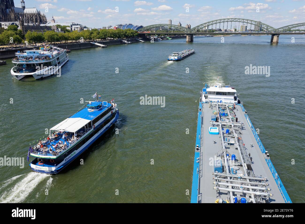 Colonia, Germania - 04 agosto 2020: Traffico di acqua sul reno a colonia Foto Stock