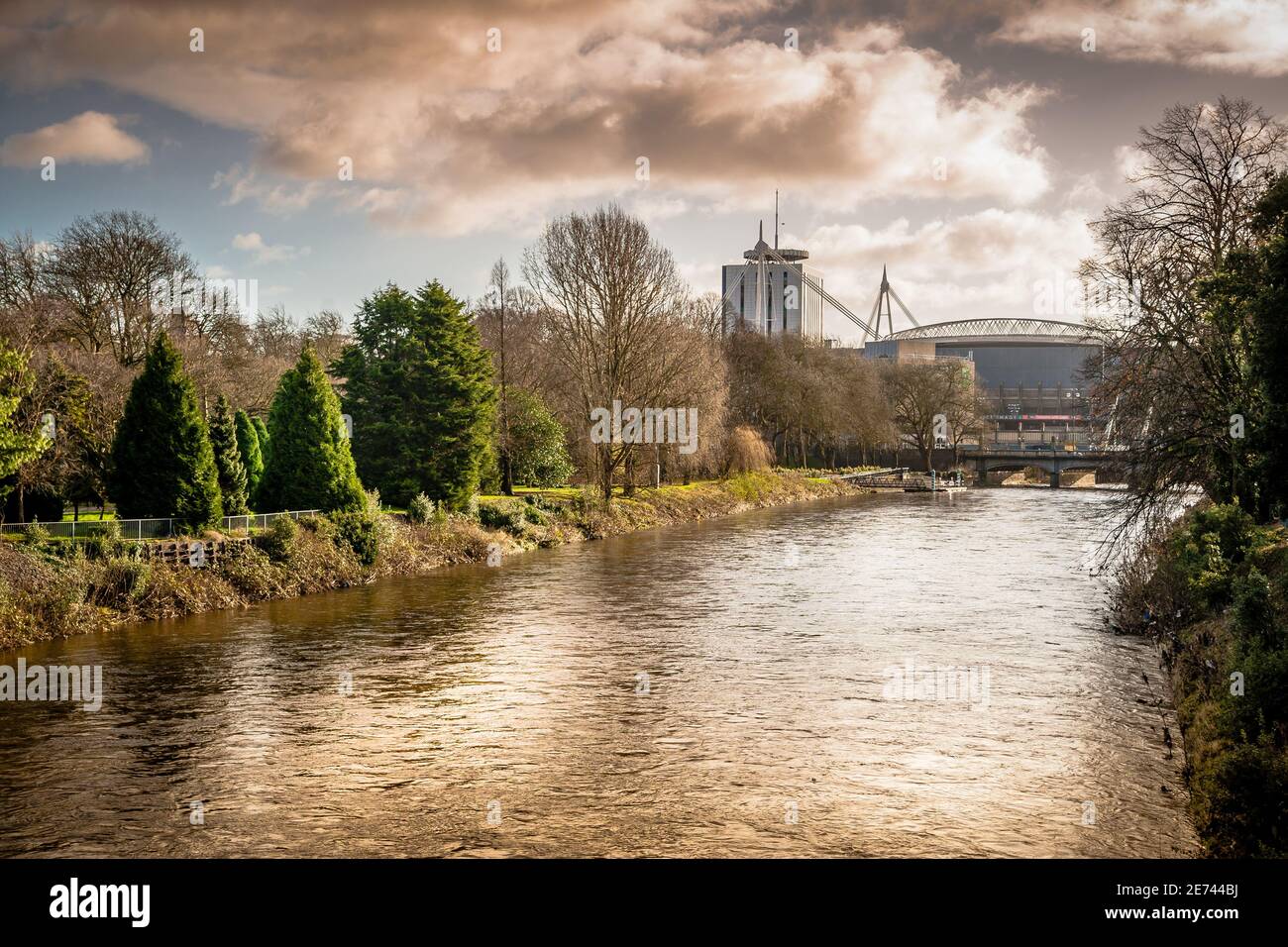 Una tempesta che infesta sul fiume Taf nel Bute Park, Cardiff, con lo stadio Millenium visibile in lontananza. Foto Stock