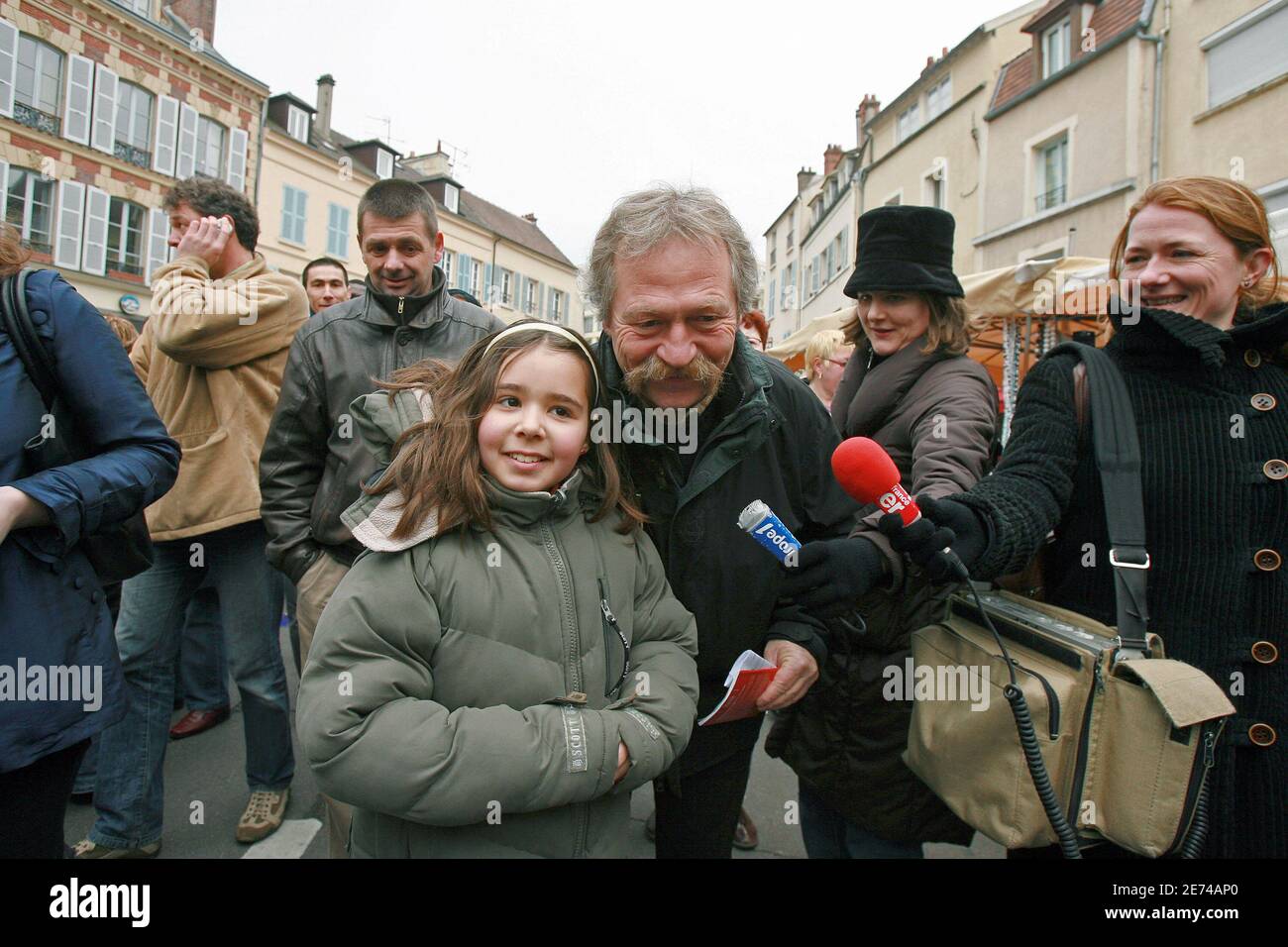 Leader contadino francese e candidato alle elezioni presidenziali Jose Bove in visita alla popolazione della città di Mantes la Jolie il 25 marzo 2007. Foto di Corentin Fohlen/ABACAPRESS.COM Foto Stock