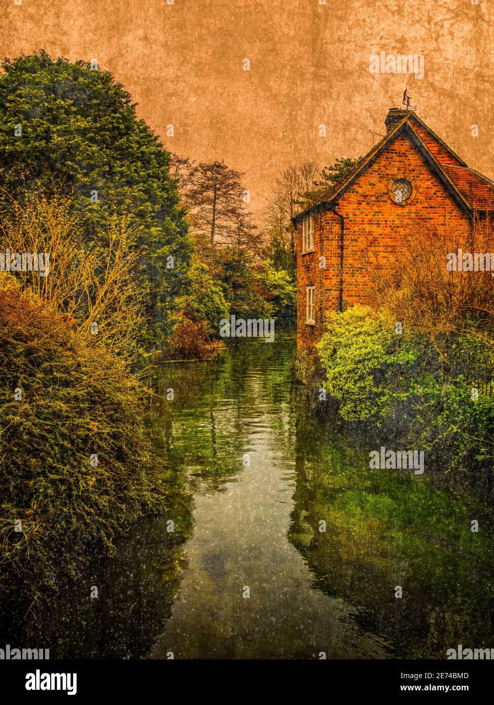 Un'immagine invecchiata del fiume Dun che attraversa il centro della città del Berkshire di Hungerford. Foto Stock