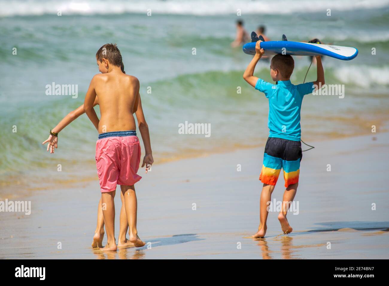 I bambini imparano a navigare sulla spiaggia di Biscarrosse Plage, Francia. Biscarrosse è un'importante destinazione per il surf sull'Oceano Atlantico Foto Stock