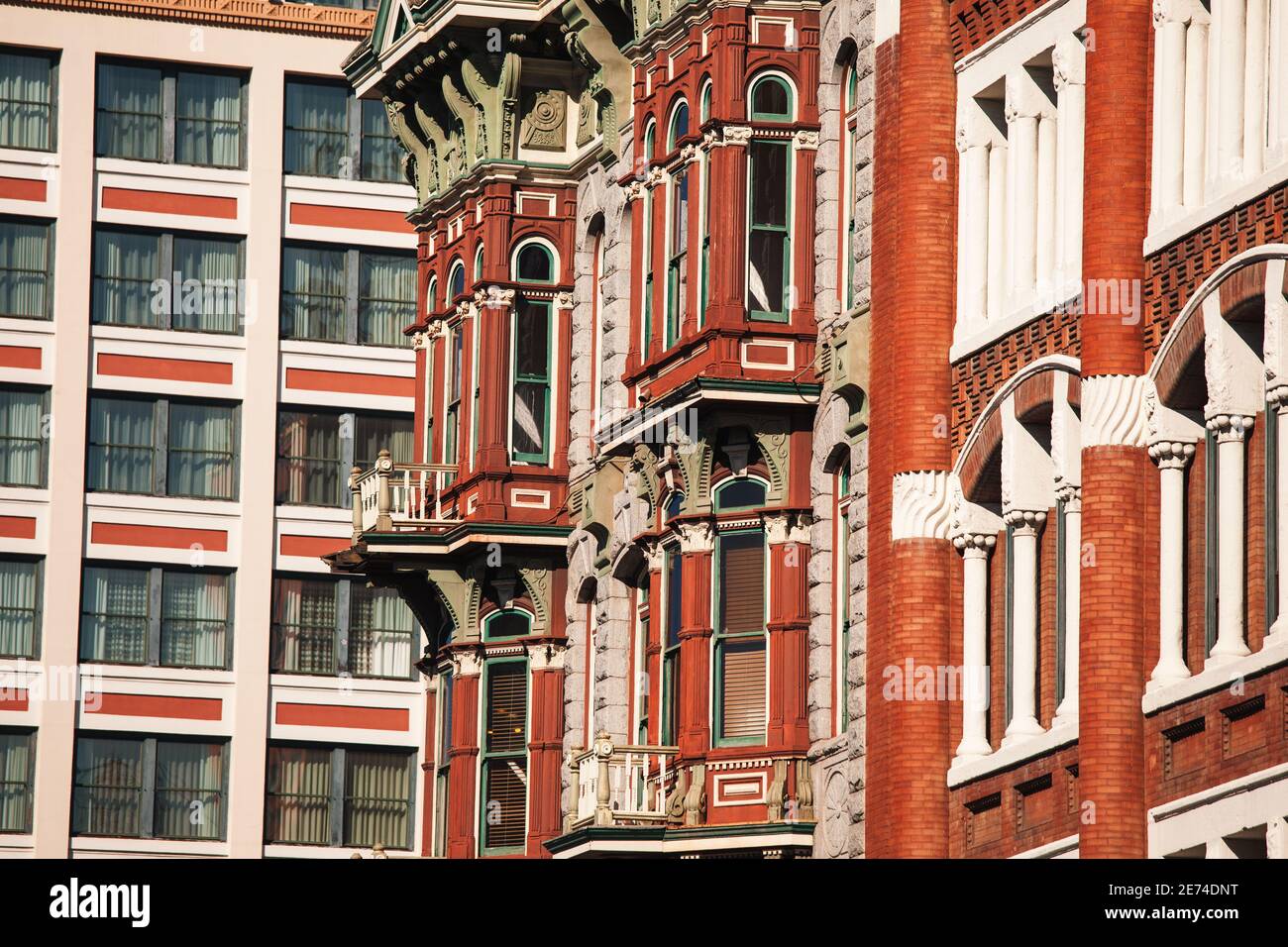 Città moderna con diversi edifici del periodo dell'ora l'uno accanto all'altro. San Diego gaslamp Foto Stock