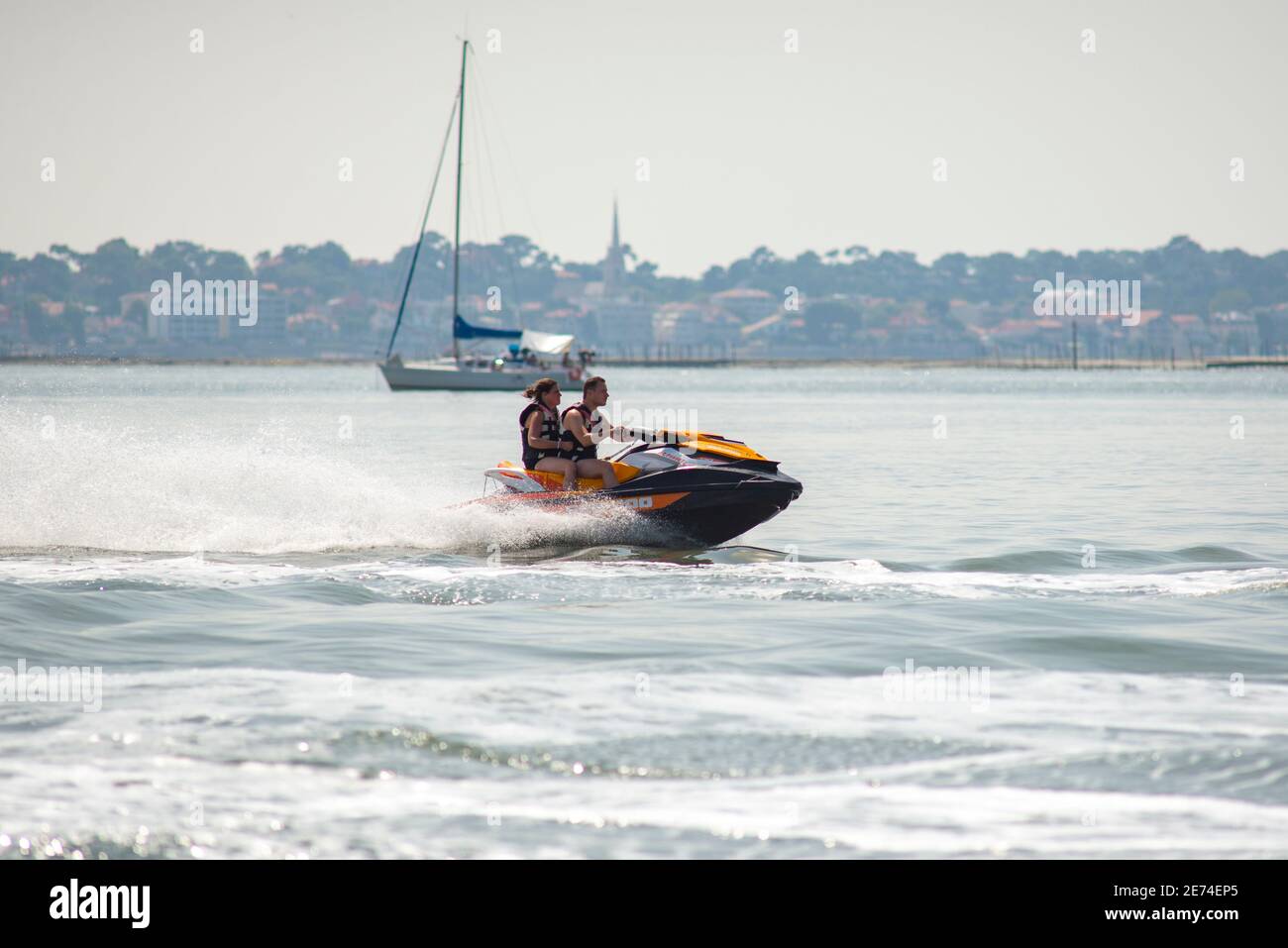 Due giovani su una moto d'acqua si divertono nel Bassin d'Arcachon, Gironde, Francia. I ragazzi indossano giubbotti dal vivo Foto Stock