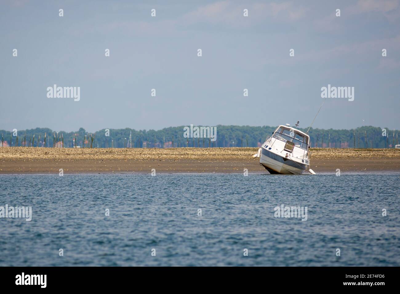 Motoscafo in spiaggia nella baia di Arcachon, Gironde, Francia. Durante la bassa marea, le barche ormeggiate escono dall'acqua Foto Stock