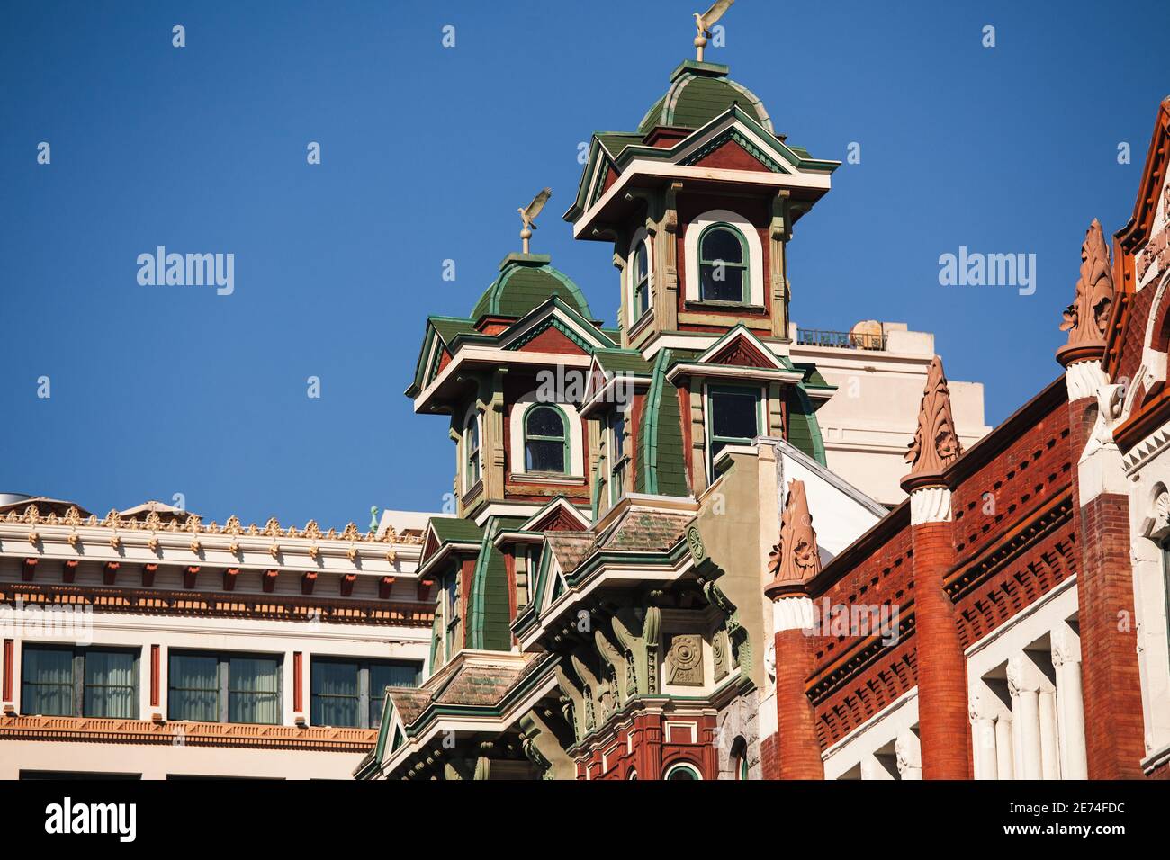 Città moderna con diversi edifici del periodo dell'ora l'uno accanto all'altro. San Diego gaslamp Foto Stock