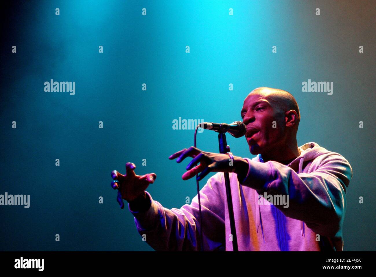 Il cantante Abd al Malik suona dal vivo al la Cigale, a Parigi, in Francia, il 27 marzo 2007. Foto di Mehdi Taamallah/ABACAPRESS.COM Foto Stock