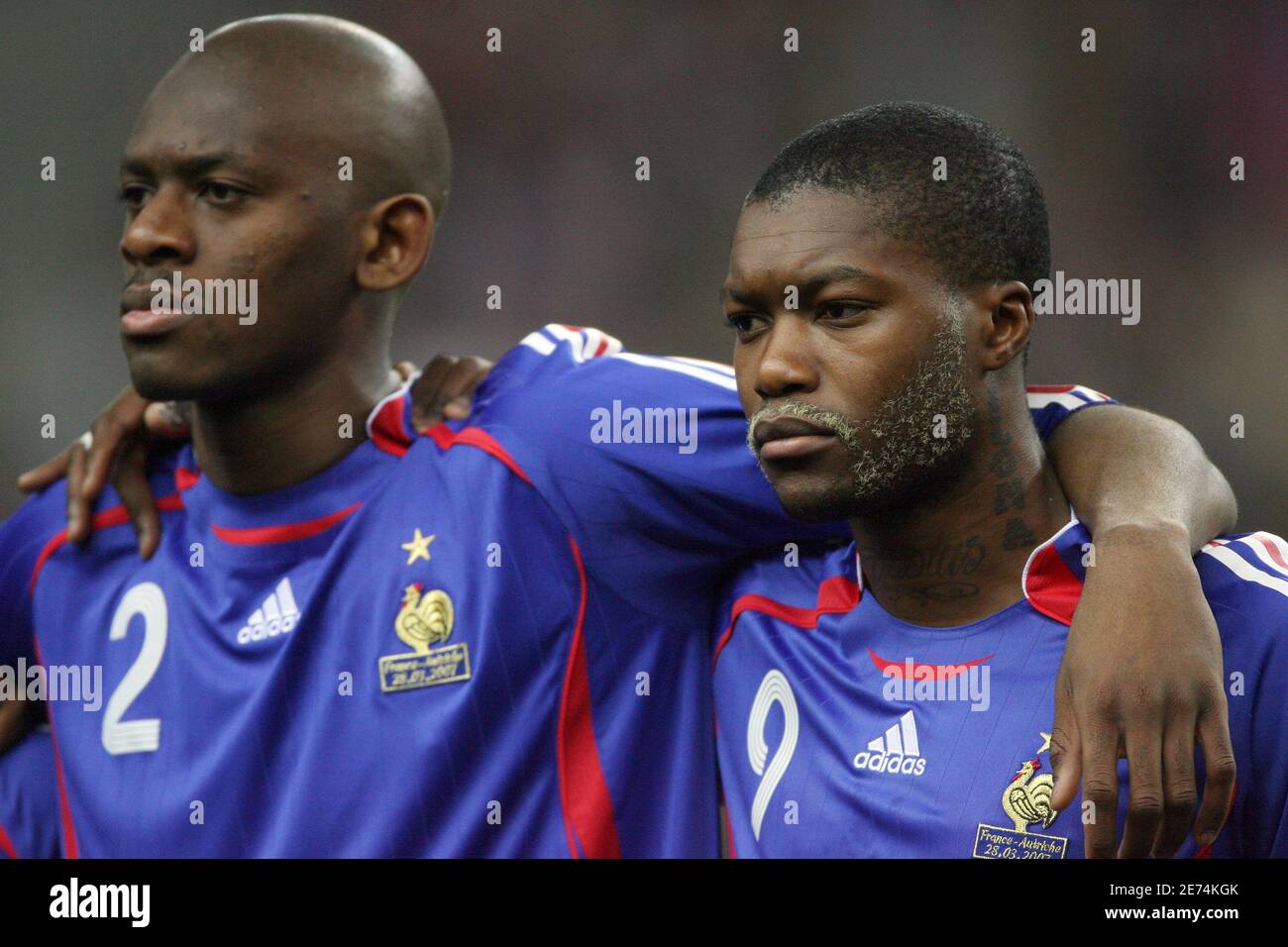 Francia Djibil Cisse e Abou Diarra durante la partita internazionale amichevole Francia contro Austria allo Stade de France, a Saint-Denis, vicino a Parigi, il 28 marzo 2007. La Francia ha vinto 1-0. Foto di Mehdi Taamallah/Cameleon/ABACAPRESS.COM Foto Stock