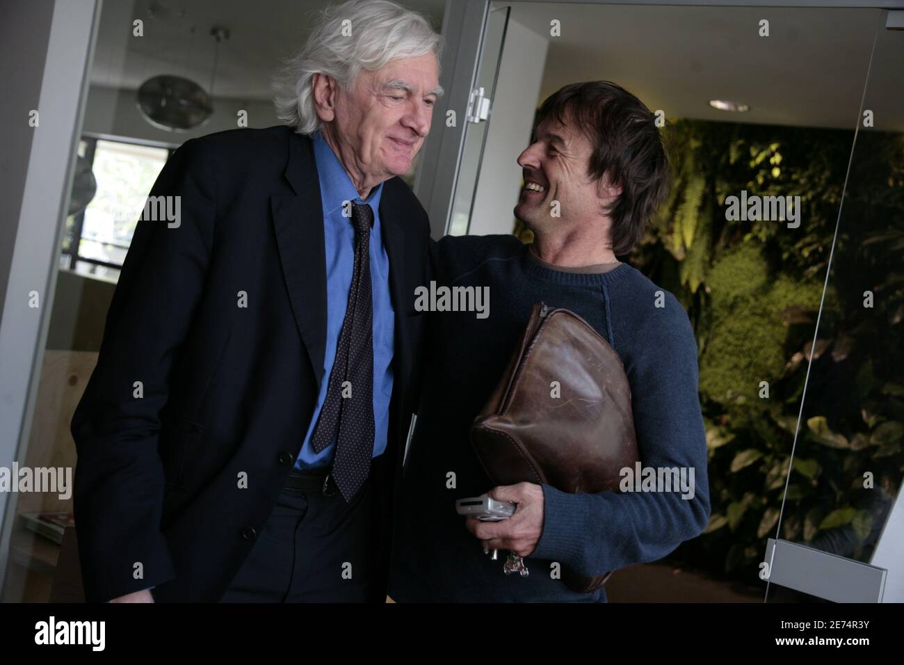 Il famoso fotogiornalista e fondatore della rinomata agenzia fotografica parigina Sipa Goksin Sipahioglu è raffigurato con Nicolas Hulot che ha iniziato a lavorare come fotografo alla Sipa Press a Parigi, in Francia, il 16 aprile 2007. Foto di Axelle de russe/ABACAPRESS.COM Foto Stock