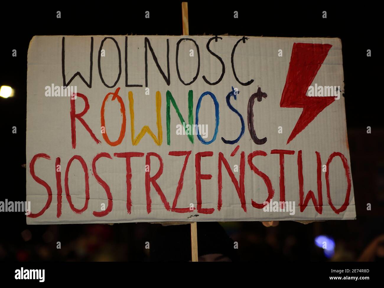 Banner con SLOGAN LIBERTÀ, UGUAGLIANZA, SISTERHOOD e simbolo di fulmine rosso Donne Sciopero movimento in Polonia in dimostrazione a Cracovia Foto Stock