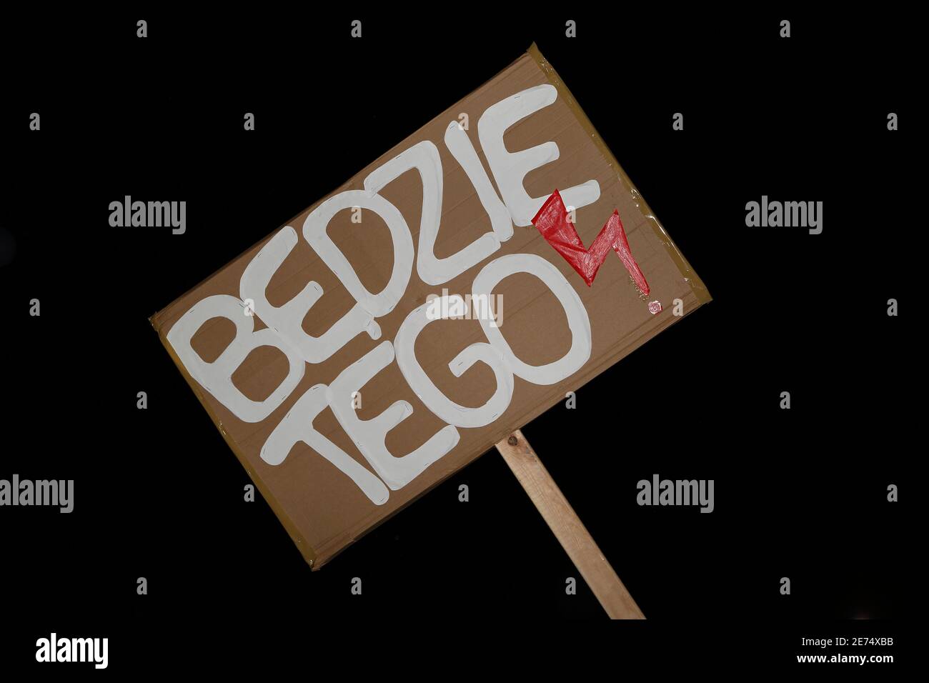 Banner con testo SARÀ SUFFICIENTE e lampo rosso Simbolo del movimento delle Donne Strike per dimostrare sostegno alle donne Sciopero in Polonia Foto Stock