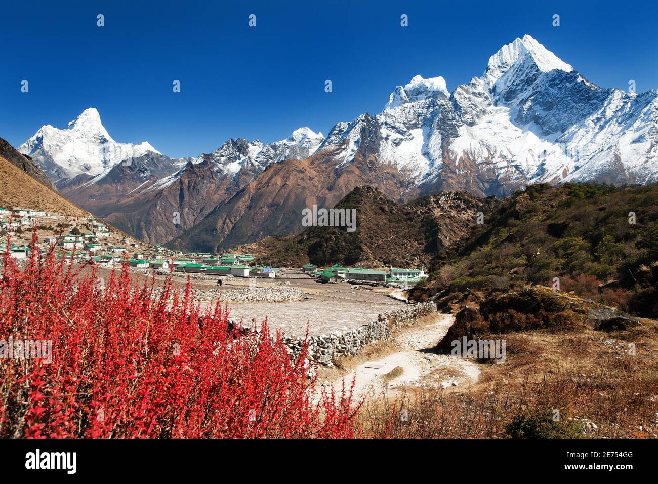 Vista del villaggio di Khumjung e bella himalaya vicino a Namche bazar, ama Dablam, kangtega e Thamserku - modo di Everest campo base - Nepal Foto Stock
