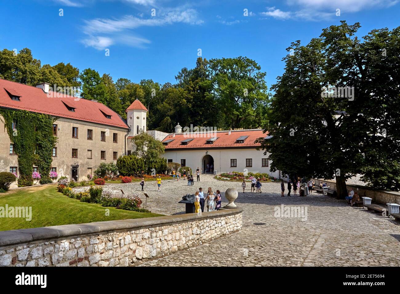 Pieskowa Skala, Polonia - 16 agosto 2020. Turisti nel cortile esterno del Castello di Pieskowa Skala. Foto Stock