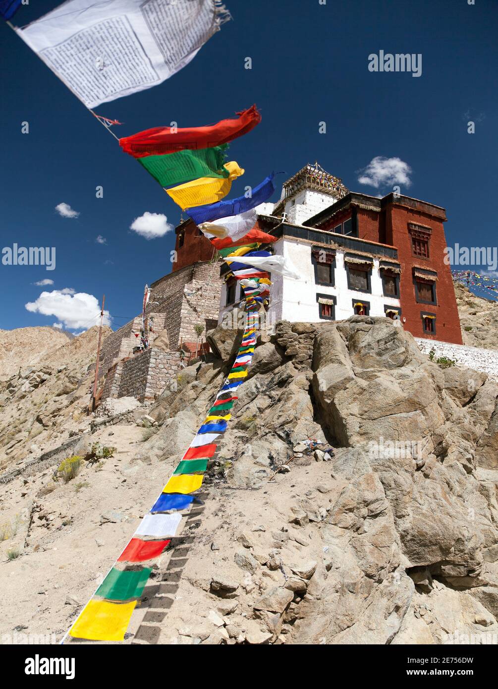 Nambyal Tsemo Gompa con bandiere di preghiera - Leh - Ladakh - Jammu e Kashmir - India Foto Stock