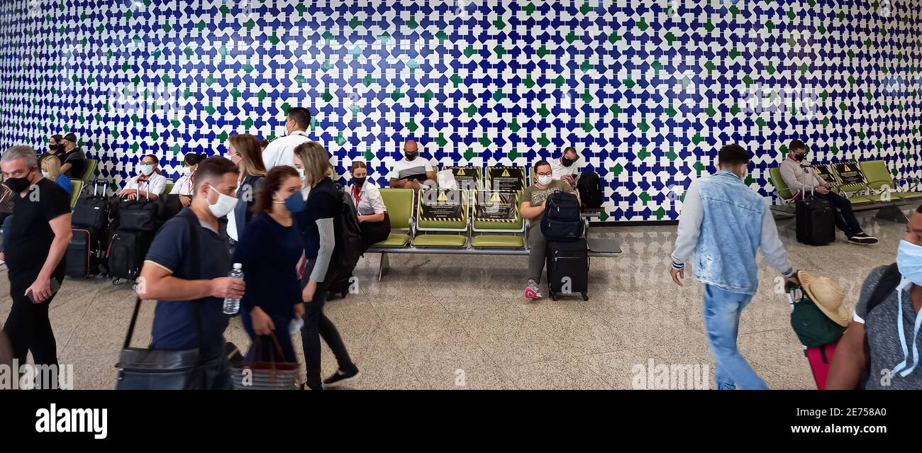 Brasilia, Distrito Federal, Brasile - 14 gennaio 2021: Movimento passeggeri nella zona di partenza e arrivo dell'aeroporto internazionale di Brasilia - Preside Foto Stock