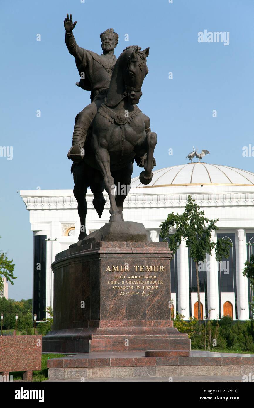 Statua di Amir Temur (Timur) a cavallo in Tashkent - Amir Timur maydani - eroe di storia dell'Uzbekistan Foto Stock